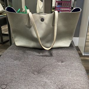 Tory Burch Perry leather tote purse in silver *used*